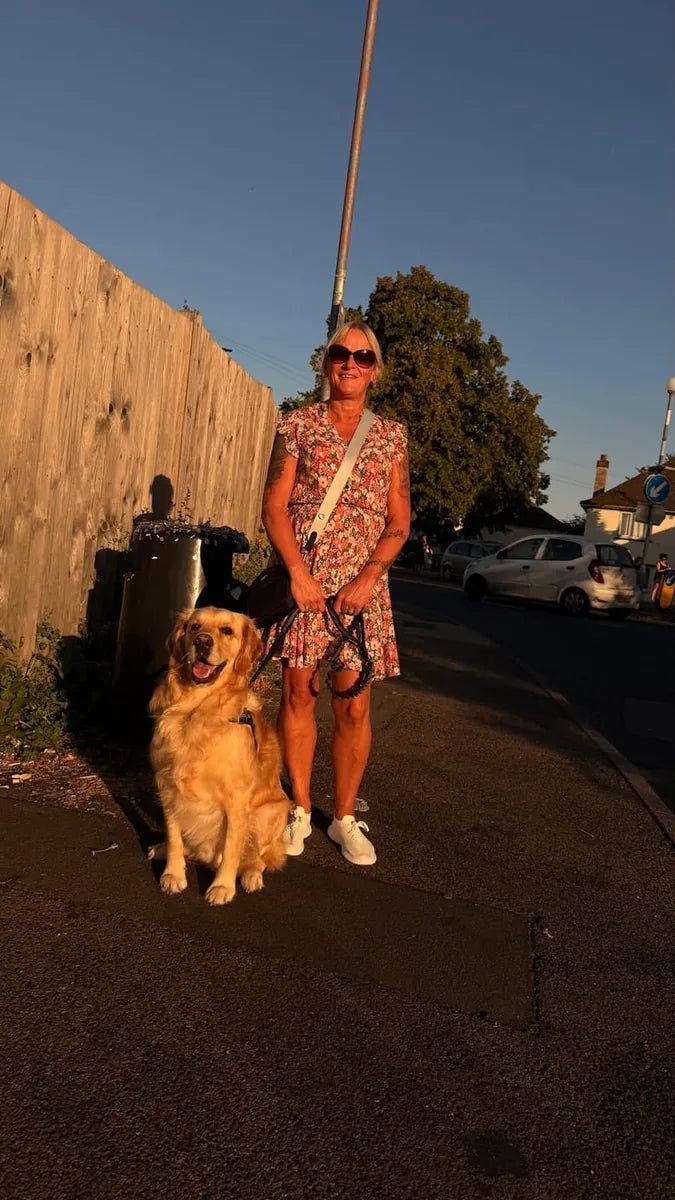 Foto di un cliente con il cane e la pettorina Brave Pet